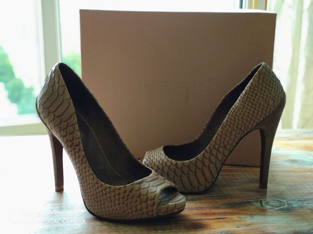 Zapatos Peep toe taupe.