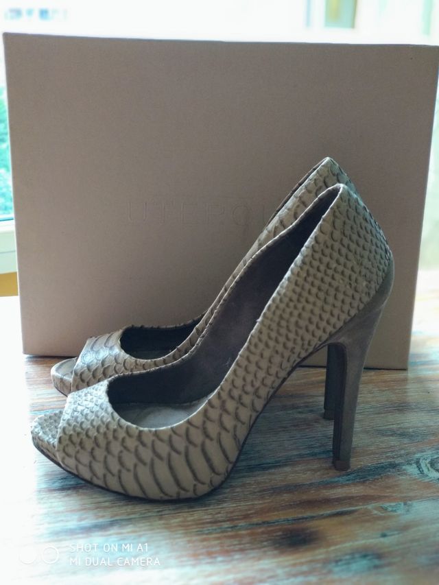 Zapatos Peep toe taupe.
