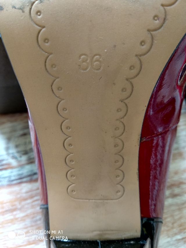 Zapatos efecto charol.