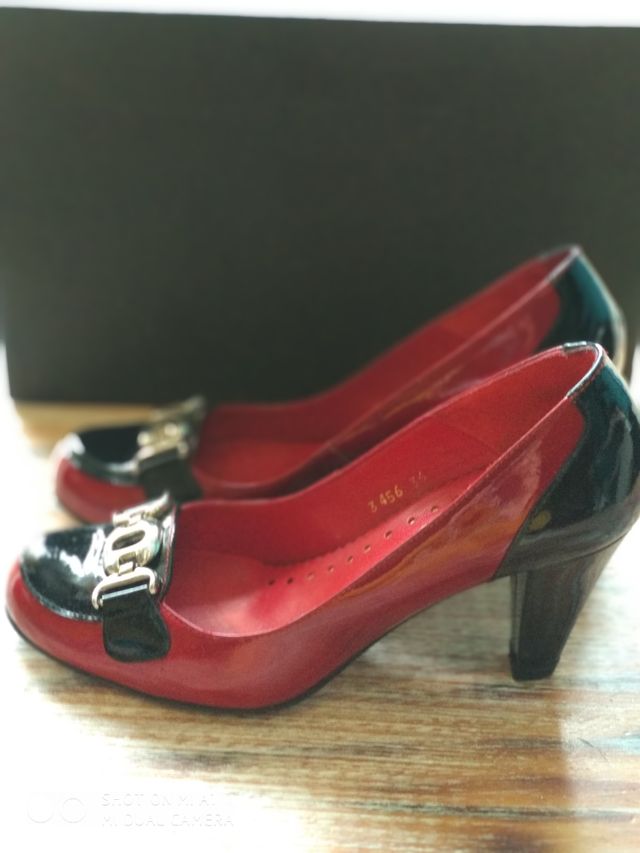 Zapatos efecto charol.