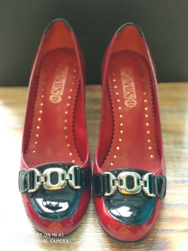 Zapatos efecto charol.