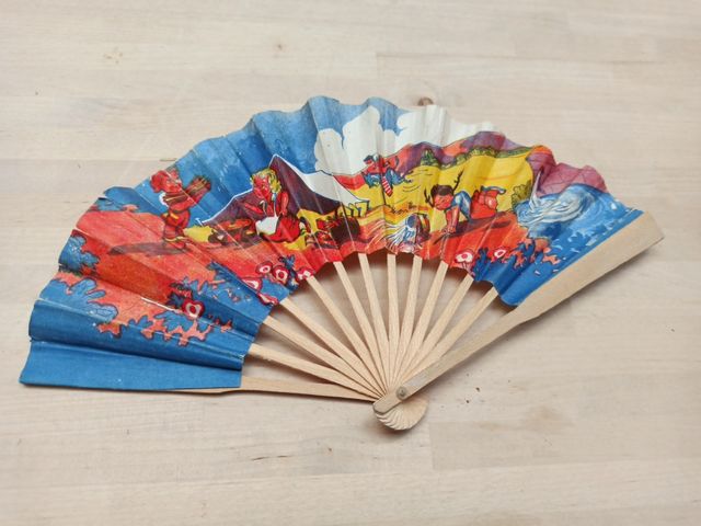 Antiguo abanico de juguete.