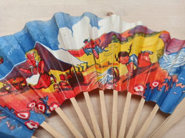 Antiguo abanico de juguete.