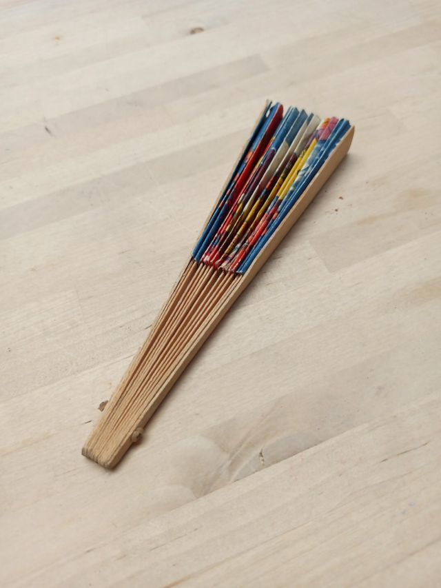 Antiguo abanico de juguete.