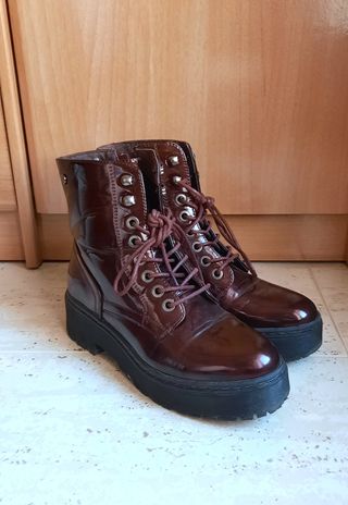 Botas estilo Dr Martens granates de segunda mano por 9 EUR en Les Preses en  WALLAPOP