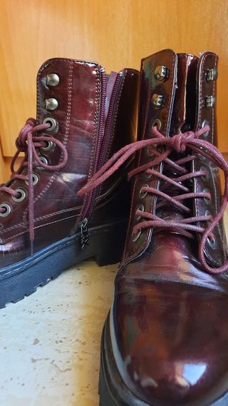 Botas estilo Dr Martens granates de segunda mano por 9 EUR en Les Preses en  WALLAPOP
