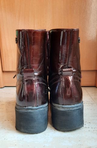 Botas estilo Dr Martens granates de segunda mano por 9 EUR en Les Preses en  WALLAPOP