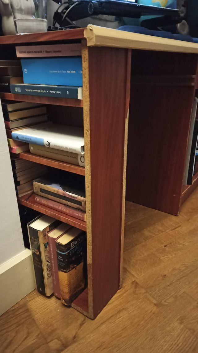 Mesa de escritorio con cajón y estanterías