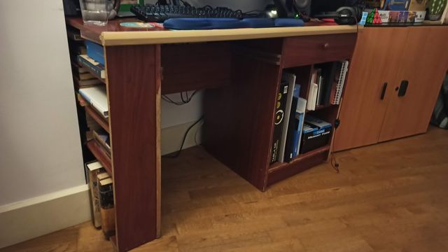 Mesa de escritorio con cajón y estanterías
