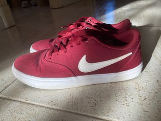 Zapatillas nike granates de segunda mano por 12 EUR en Mejorada del Campo  en WALLAPOP
