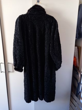 Abrigo vitage de piel de Astracan de segunda mano por 80 EUR en Barcelona  en WALLAPOP