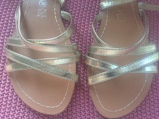 Sandalias romanas doradas de segunda mano por 5 EUR en Madrid en WALLAPOP