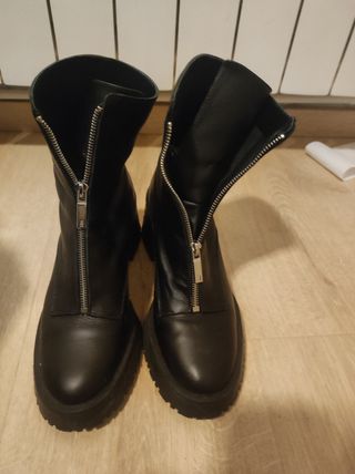 Botines Zara con cremallera de segunda mano en Barcelona en WALLAPOP
