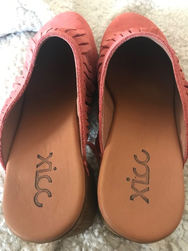 Zuecos color coral