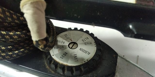 plancha antigua con caja original