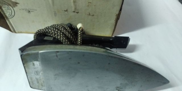 plancha antigua con caja original