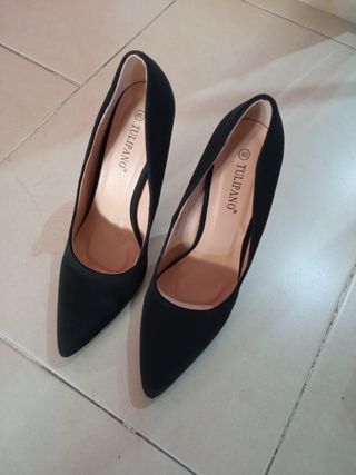 Tacones punta fina negros. de segunda mano por 10 EUR en Vélez-Málaga en  WALLAPOP