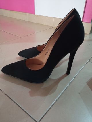 Tacones punta fina negros. de segunda mano por 10 EUR en Vélez-Málaga en  WALLAPOP