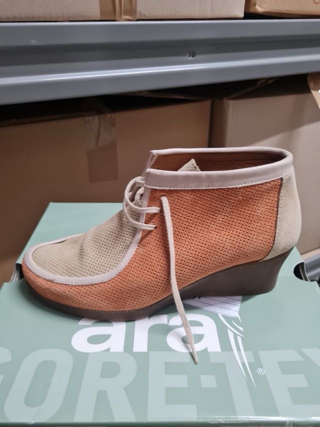 Botines de piel de ante con tacón de cuña