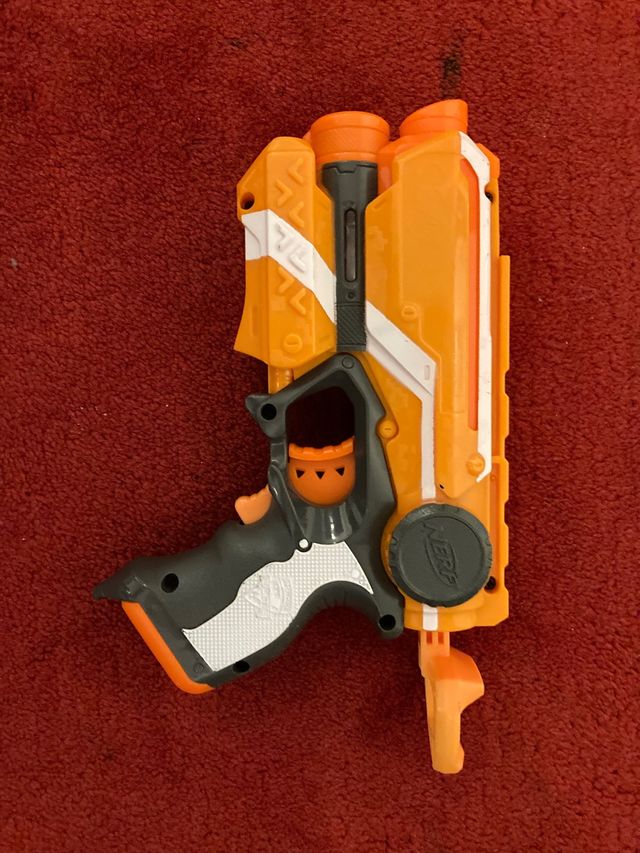 Pistola Nerf tamaño mediano con láser