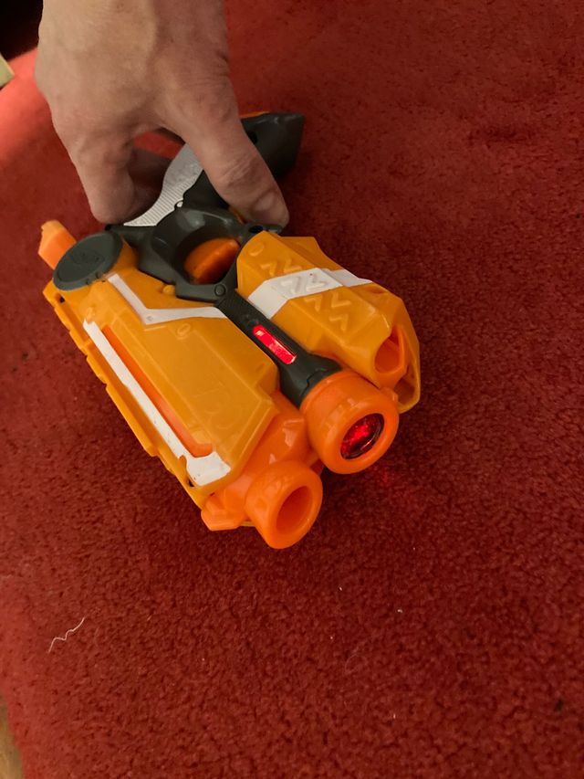 Pistola Nerf tamaño mediano con láser