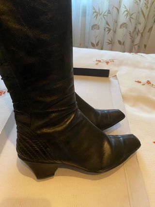 Botas negras de piel Hispanitas de segunda mano por 30 EUR en Móstoles en  WALLAPOP