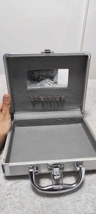 Maletín maquillaje vacio de segunda mano por 3 EUR en Corredoria en WALLAPOP