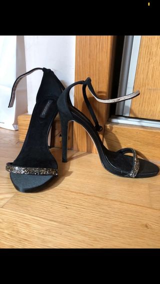 Tacones negros de Zara de segunda mano por 20 EUR en Ciudad Real en WALLAPOP