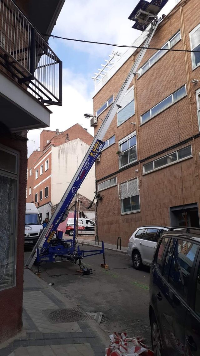 ALQUILER ELEVADOR MONTAMUEBLES POR HORA 642276841