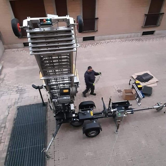 ALQUILER ELEVADOR MONTAMUEBLES POR HORA 642276841