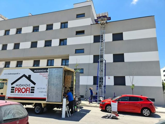 ALQUILER ELEVADOR MONTAMUEBLES POR HORA 642276841