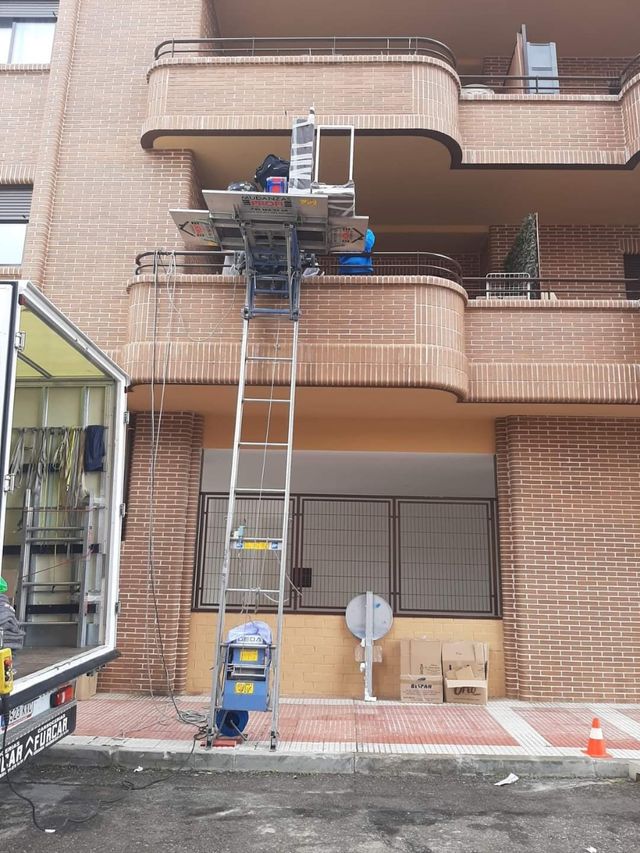 ALQUILER ELEVADOR MONTAMUEBLES POR HORA 642276841