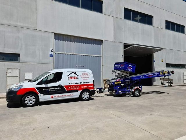 ALQUILER ELEVADOR MONTAMUEBLES POR HORA 642276841