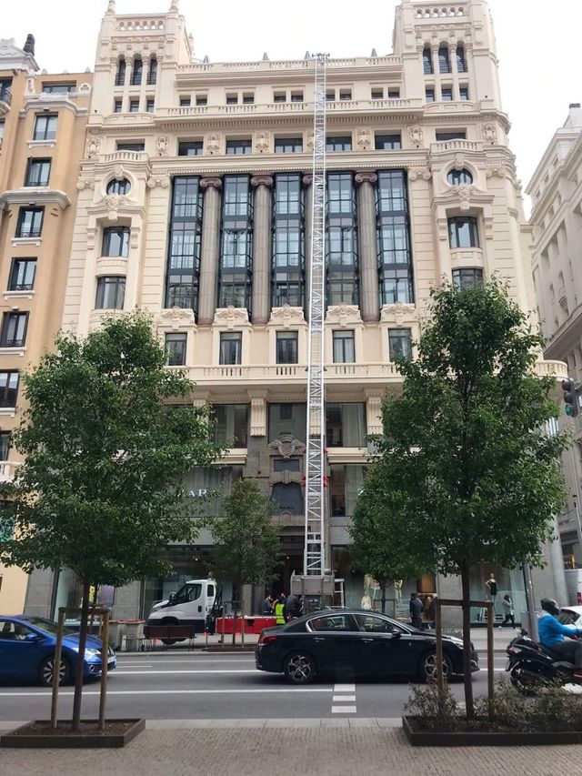 ALQUILER ELEVADOR MONTAMUEBLES POR HORA 642276841