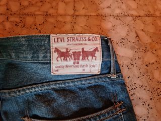 Pantalones levi\\'S strauss de segunda mano por 5 EUR en Zaragoza en WALLAPOP