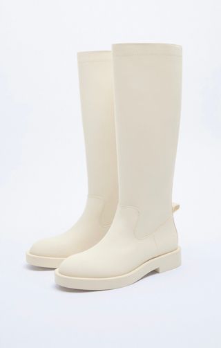 Bota plana engomada zara de segunda mano por 26 EUR en Madrid en WALLAPOP