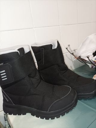 Botas de nieve quechua waterproof nuevas de segunda mano por 8 EUR en León  en WALLAPOP