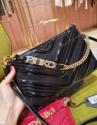 Bolso Pinko charol piel de segunda mano por 135 EUR en Calella en WALLAPOP