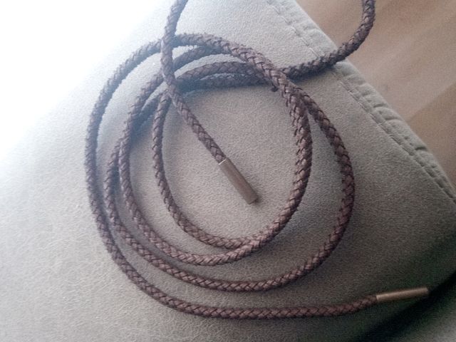 cinturón rígido marrón