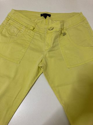Pantalones piratas amarillos. Mango talla 38 de segunda mano por 3 EUR en  Madrid en WALLAPOP