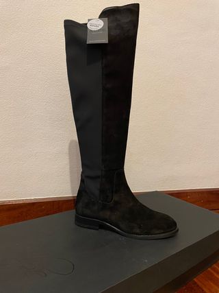 Bota alta mujer ALPE negra de segunda mano por 80 EUR en Zaldu en WALLAPOP