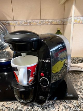 Cafetera Tassimo BOSCH + capsulas regalo de segunda mano por 30 EUR en La  Peña en WALLAPOP