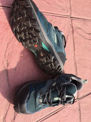 Zapatillas trekking y senderismo Quechua de segunda mano por 10 EUR en  Urbanizacion Caraquiz en WALLAPOP