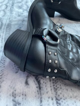 NUEVAS Botas Botines cowboy perlas BERSHKA Núm.38 de segunda mano por 30  EUR en Reus en WALLAPOP