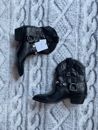 NUEVAS Botas Botines cowboy perlas BERSHKA Núm.38 de segunda mano por 30  EUR en Reus en WALLAPOP