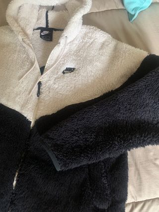 Sudadera Nike de borreguito talla M de segunda mano por 20 EUR en  Villaviciosa de Odón en WALLAPOP