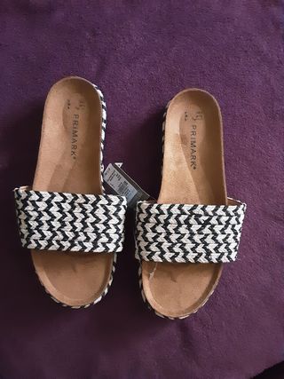 Sandalias cuña (39) PRIMARK de segunda mano por 4 EUR en Vitoria-Gasteiz en  WALLAPOP