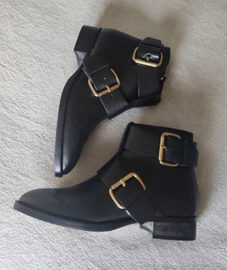 Botines piel Uterqüe de segunda mano por 35 EUR en Barcelona en WALLAPOP