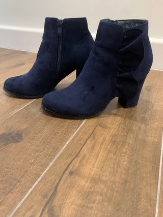 Botines de tacón azul marino de segunda mano por 11 EUR en Batanejo en  WALLAPOP