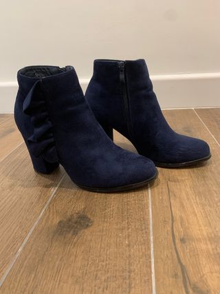 Botines de tacón azul marino de segunda mano por 11 EUR en Batanejo en  WALLAPOP